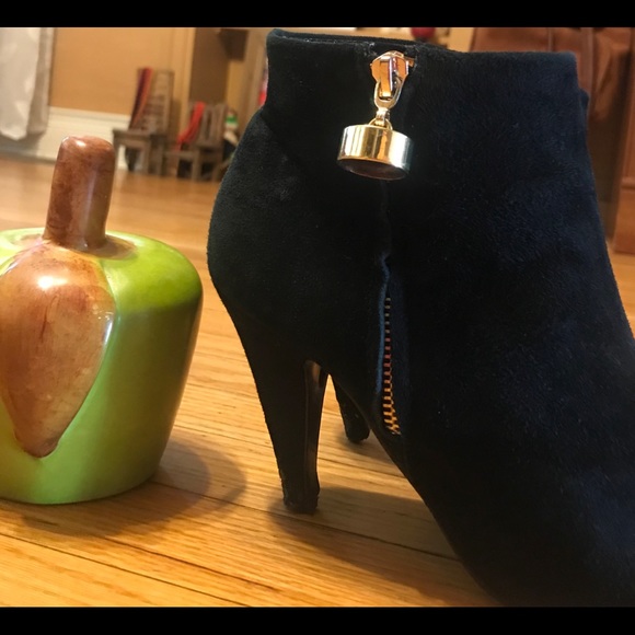 Charles Jourdan Rica TasselPull Suede Bootie Black - Picture 5 of 7